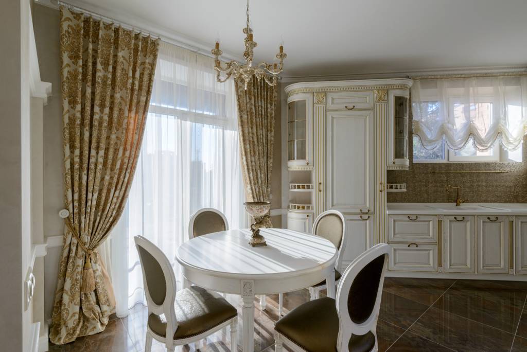 Шторы вешать на кухне