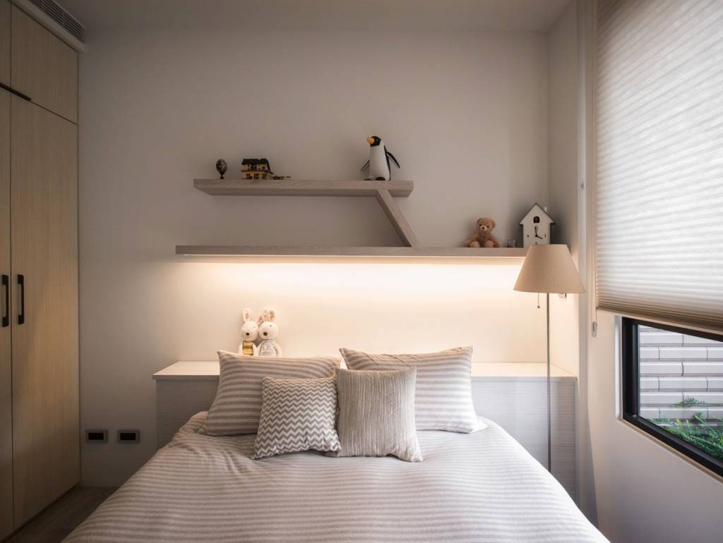 Полка в спальне