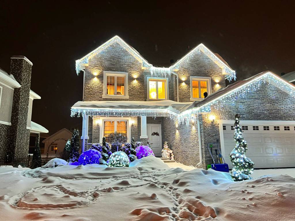 Новогодняя подсветка фасада дома Новогодняя подсветка фасада дома