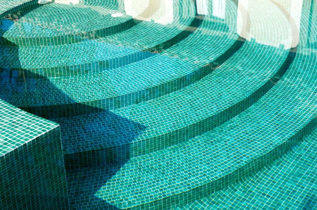 Зеленая плитка для бассейна