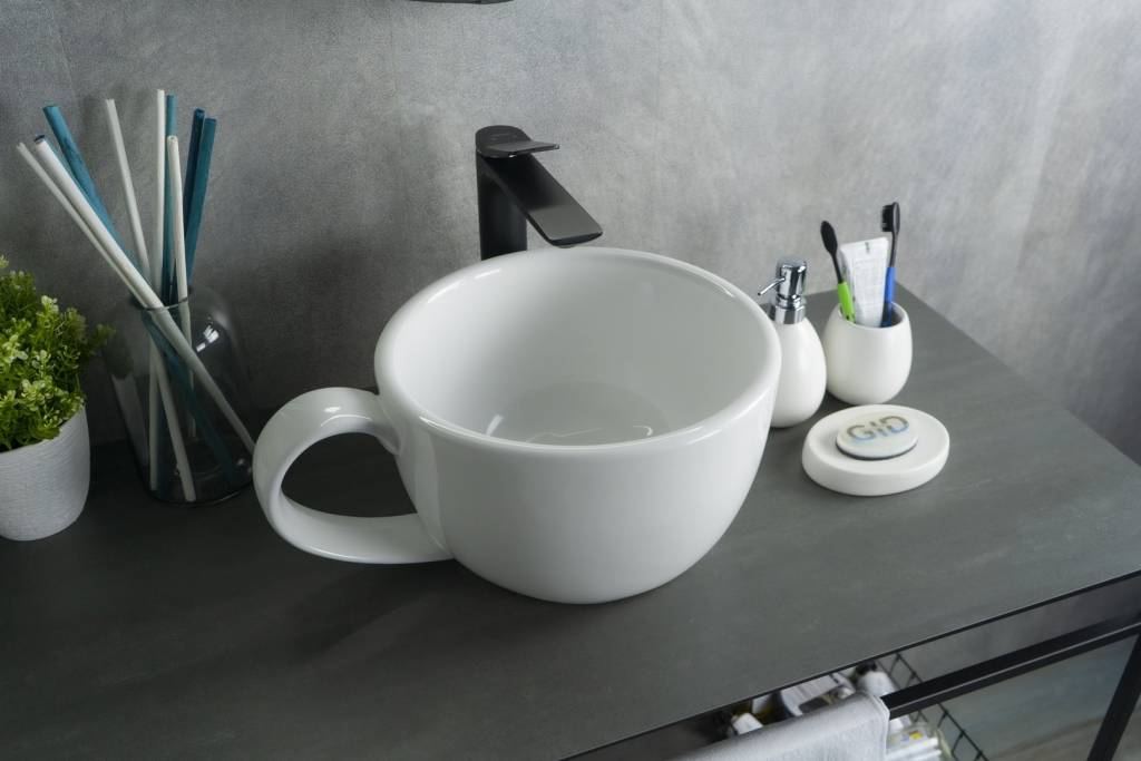 Черная или белая раковина для ванной